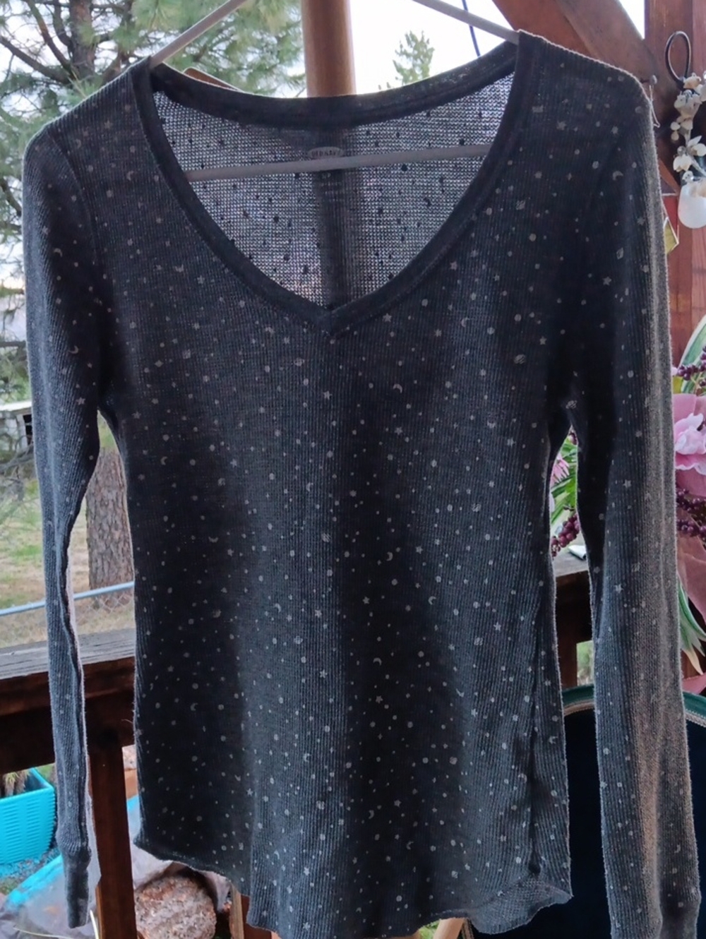 Old Navy Grey V‑Neck Long Sleeve Top with Silver Dot Print
